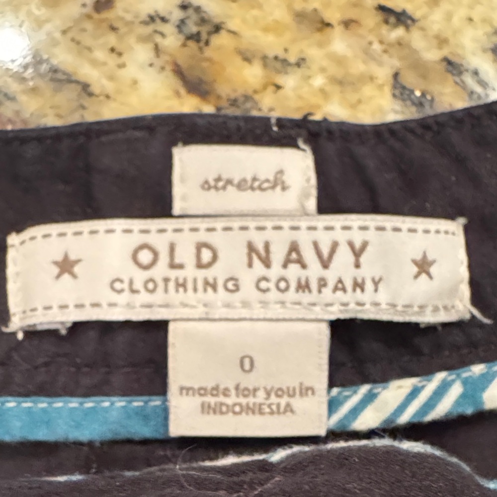Old Navy Women's Black Cargo Shorts - Picture 2 of 3